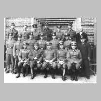 061-0095 Major Dr. Wolf, Leiter des Wehrmeldeamtes in Wehlau. Rechts oben in Zivil Gutsherr von Boddien aus Leissienen..jpg